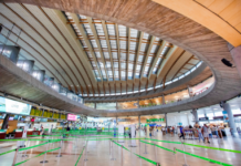 El sector turístico denuncia que el alza del 3,8% en las tasas de Aena hasta 2031 encarecerá el viaje a España y dañará su posición en el mercado global